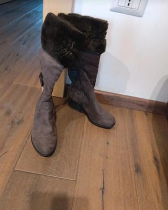 stivali grigi "solo soprani"