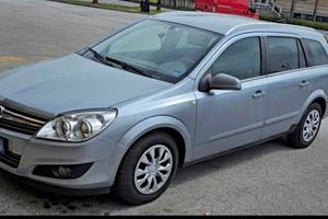 Opel astra h. Benzina
