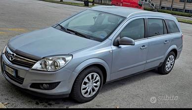 Opel astra h. Benzina