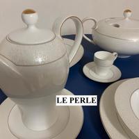 Servizi piatti tavola porcellana con caffè o thè