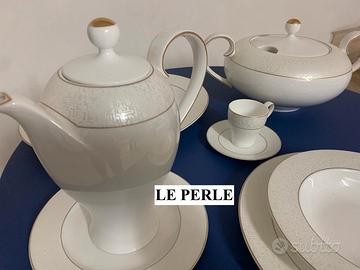 Servizi piatti tavola porcellana con caffè o thè