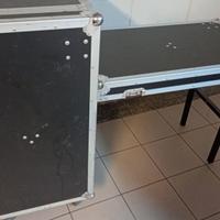 Flycase x mixer e rack con tavoli DJ
