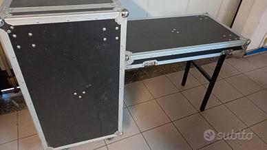 Flycase x mixer e rack con tavoli DJ