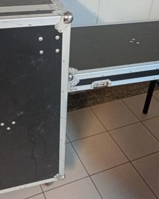 Flycase x mixer e rack con tavoli DJ