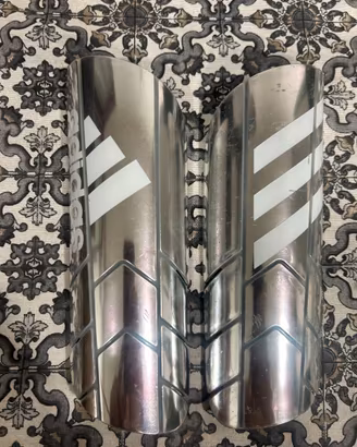 parastinchi adidas grigio chiaro da calcio