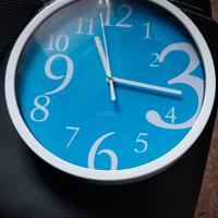 Orologio da parete azzurro e bianco