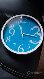 Orologio da parete azzurro e bianco