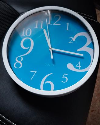 Orologio da parete azzurro e bianco