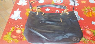 Borsa Nera con Catene Dorate 