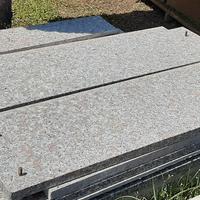 Gradini e pavimento in granito rosa