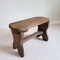 Antico sgabello / panchetta rustica in legno.