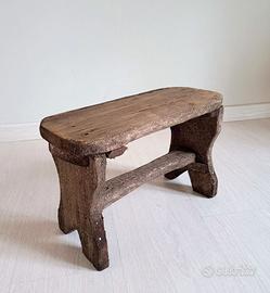 Antico sgabello / panchetta rustica in legno.