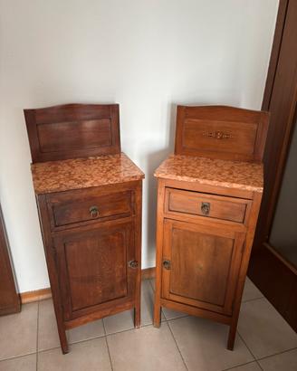 Coppia di comodini d'epoca in legno