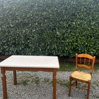 Tavolo + tre sedie in legno