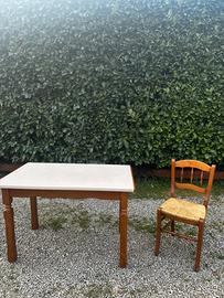 Tavolo + tre sedie in legno