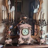 orologio e candelabri antichi in marmo rosa
