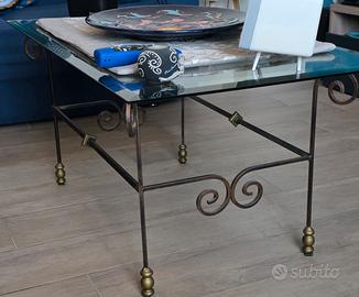 Tavolino vetro e ferro battuto. 
