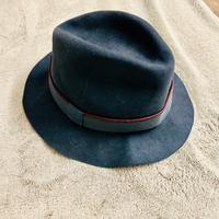 Cappello con tesa e nastro