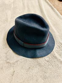 Cappello con tesa e nastro