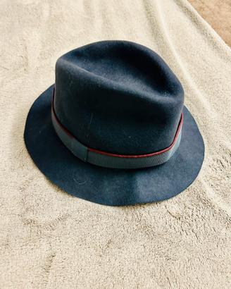 Cappello con tesa e nastro