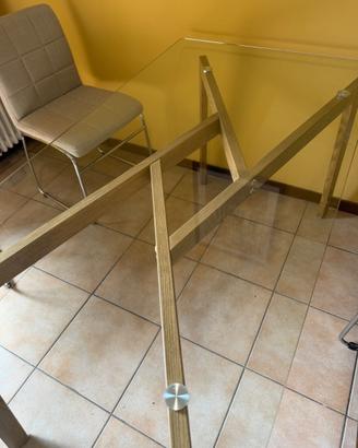 Tavolo moderno in vetro