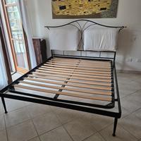 Letto in ferro e rete a doghe