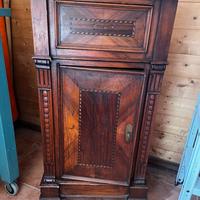 Comodino in legno con piano in marmo bianco