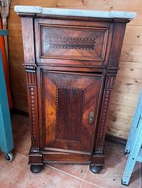 Comodino in legno con piano in marmo bianco