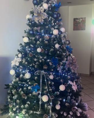 Albero di natale piu luci più addobbi piu tronco