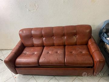 Divano letto in simil pelle vintage
