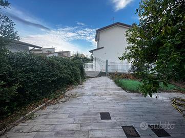 CASA SEMINDIPENDENTE A VIAREGGIO