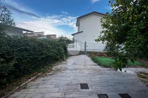 CASA SEMINDIPENDENTE A VIAREGGIO