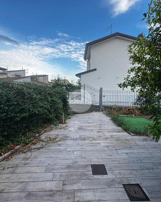 CASA SEMINDIPENDENTE A VIAREGGIO