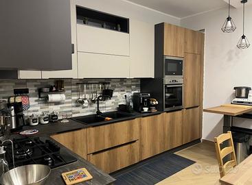Cucina completa in legno, come nuova