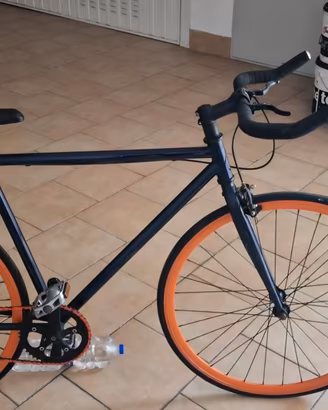 Bicicletta a scatto fisso e opzione scatto libero