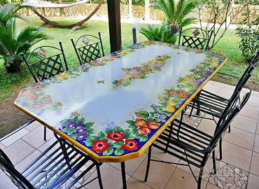 Tavolo in pietra lavica dipinto a mano in Italia