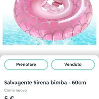 Piscina e salvagente bambina