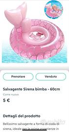 Piscina e salvagente bambina