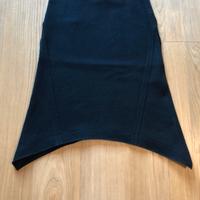 Gonna nera svasata ai lati