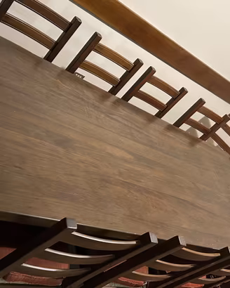Tavolo in legno massello con sedie.