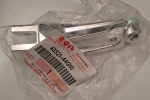 SUZUKI Supporto Pedana Poggiapiedi 43521-44G10-000