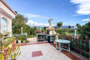 Casa indipendente con grande terreno