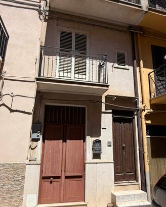 Casa ammobiliata sita a Cammarata su più livelli