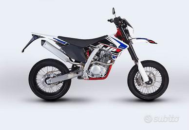 AJP SUPERMOTARD 240 4 TEMPI NUOVA DA IMATRICOLARE