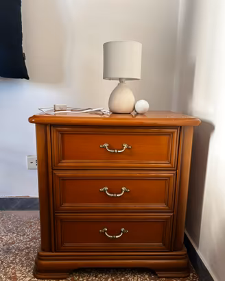 Coppia di comodini in legno massello stile classic