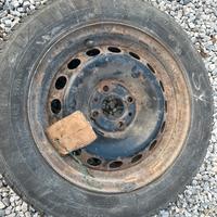 Pneumatici 165/70 R14 con disco