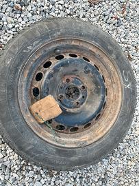 Pneumatici 165/70 R14 con disco