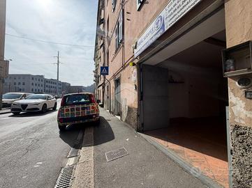 MAGAZZINO A GENOVA
