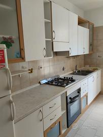 Cucina completa di frigo e forno