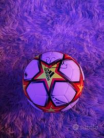 pallone con firme dei calciatori del milan